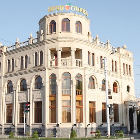 Bed and Breakfast Golden Apricot Ґюмрі Екстер'єр фото