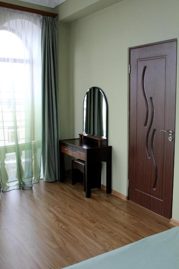 Bed and Breakfast Golden Apricot Ґюмрі Екстер'єр фото